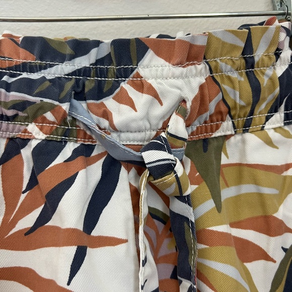 Tropical Leaf Print Women's Shorts - Picture 3 of 8